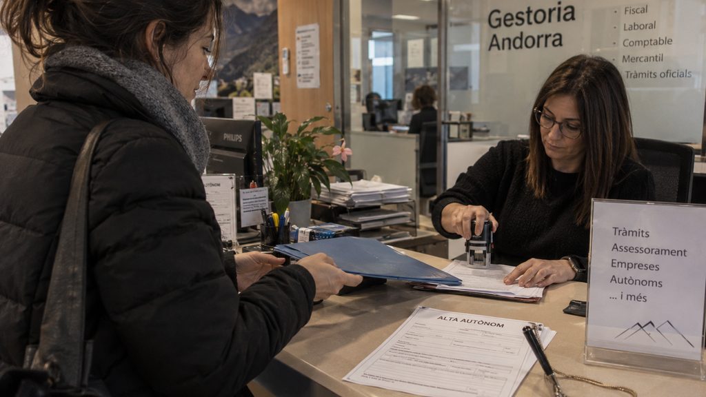 Mujer entregando la documentación del alta por cuenta propia en una gestoría de Andorra la Vella