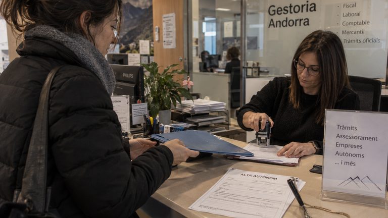 Autónoma de limpieza en Andorra: permiso por cuenta propia, cuota de la CASS 2026 y cuándo compensa