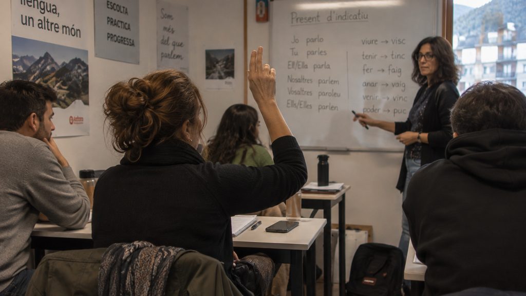Adultos en una clase de catalán en Andorra para poder renovar el permiso de residencia