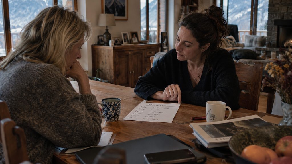 Familia y empleada acordando horarios y descansos en el comedor de una casa de Andorra