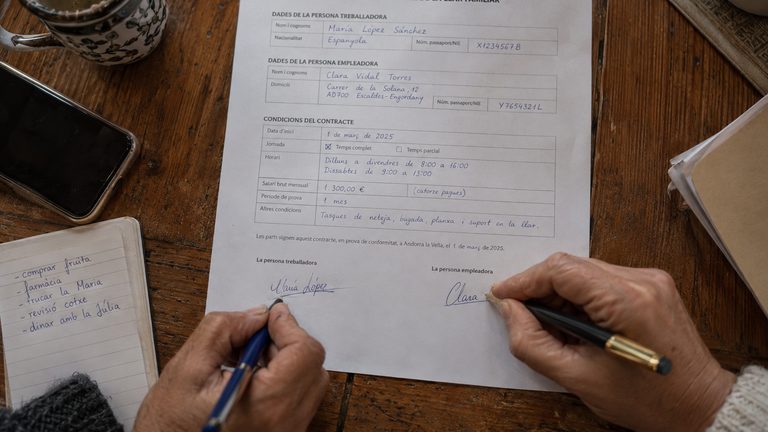 Contrato de empleada de hogar en Andorra: qué debe incluir según la Llei 31/2018 (por horas, indefinido y periodo de prueba)