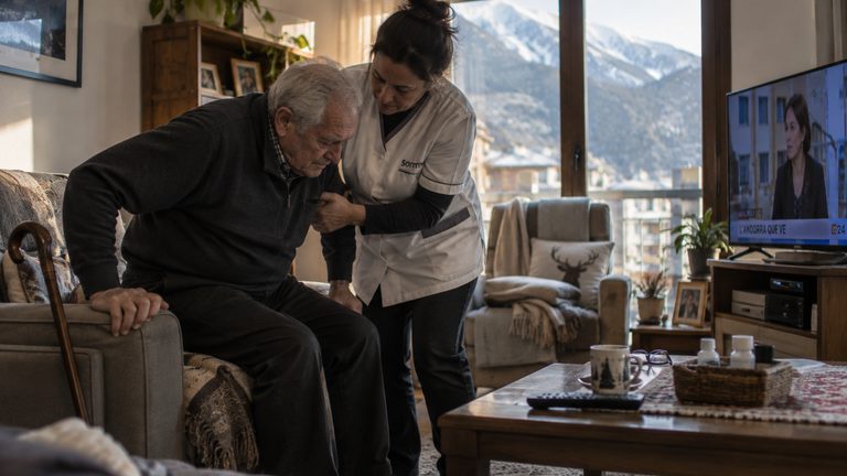 Cuidado de personas mayores en Andorra: lo que las familias andorranas necesitan saber