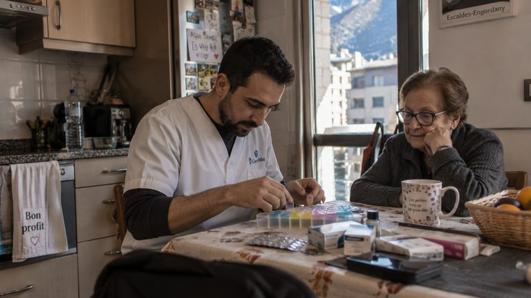 Encontrar cuidador a domicilio en Andorra sin acabar pagando comisiones absurdas