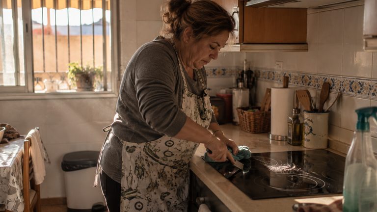 Empleada de hogar en Almería: precios por barrio y el polvo que no se va nunca
