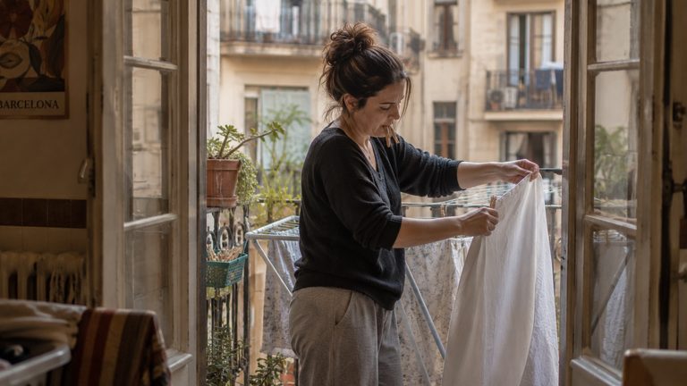 Empleada de hogar en Barcelona: precios por barrio y lo que cambia si tu piso es turístico