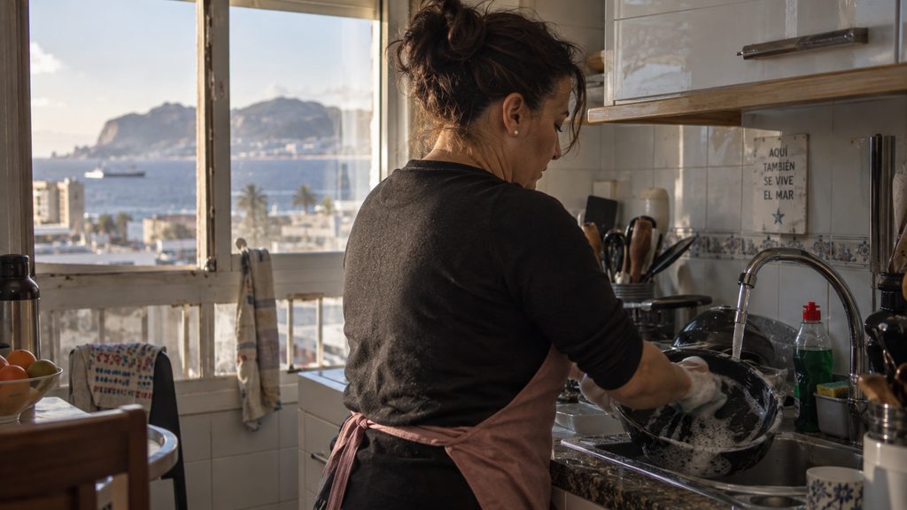 Empleada de hogar trabajando en la cocina en una vivienda de Ceuta