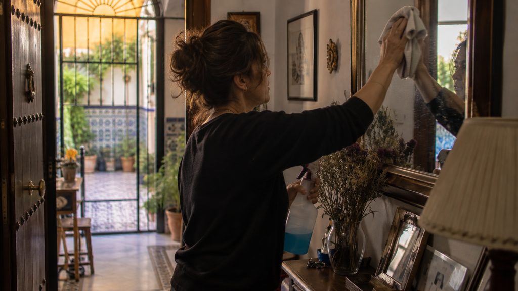 Empleada de hogar trabajando en el recibidor en una vivienda de Sevilla