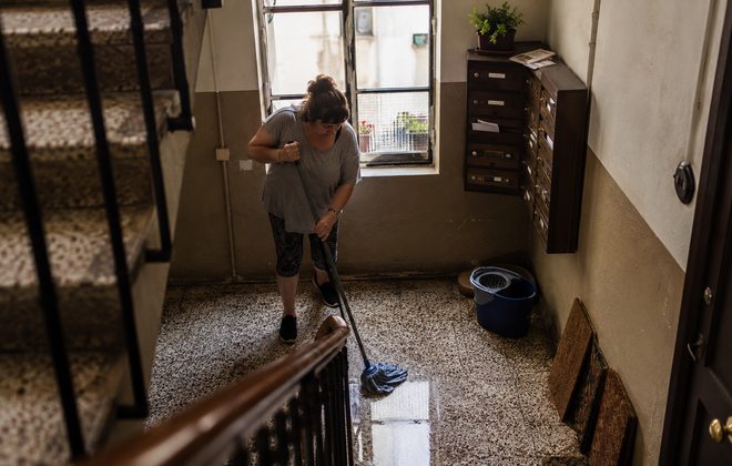Limpieza de comunidades y escaleras Limpieza del rellano y la escalera de una comunidad de vecinos con fregona