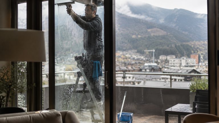 El servicio de limpieza de cristales en Andorra que evita estrias y gotas marcadas