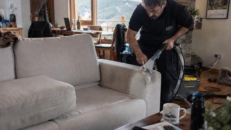 Limpieza de tapicerías en Andorra: el servicio que salva sofás que parecían perdidos