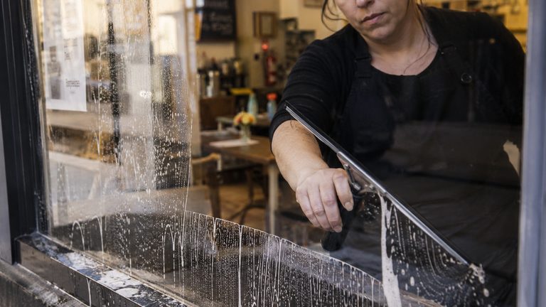 Neteja de vidres a Andorra: el truc dels professionals per no deixar rastres