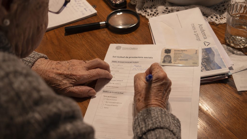 Persona rellenando a mano el impreso para darse de alta como patron doméstico en Andorra