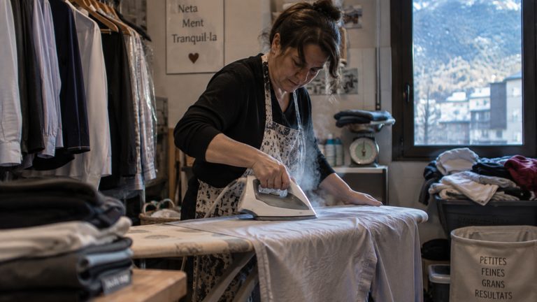 Servicio de planchado a domicilio en Andorra: lo que cobran por kilo de ropa