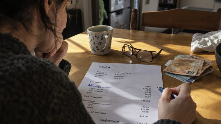 Sueldo de una limpiadora en Andorra 2026: mínimo legal, media del sector y lo que queda neto