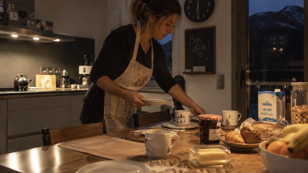 Empleada interna preparando el desayuno de madrugada en una casa de Andorra