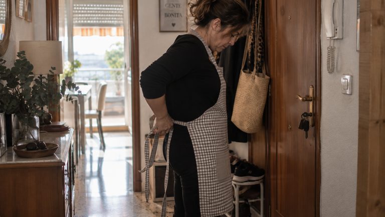 Trabajo de limpieza en Alicante: la playa paga bien pero solo medio año