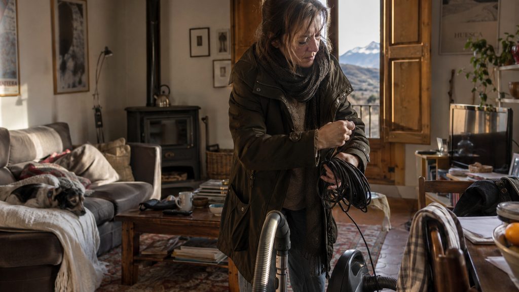 Trabajadora de limpieza en un salón durante su jornada en Huesca