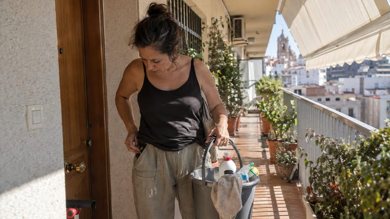 Trabajo de limpieza en Málaga: la zona este paga, el centro es turístico