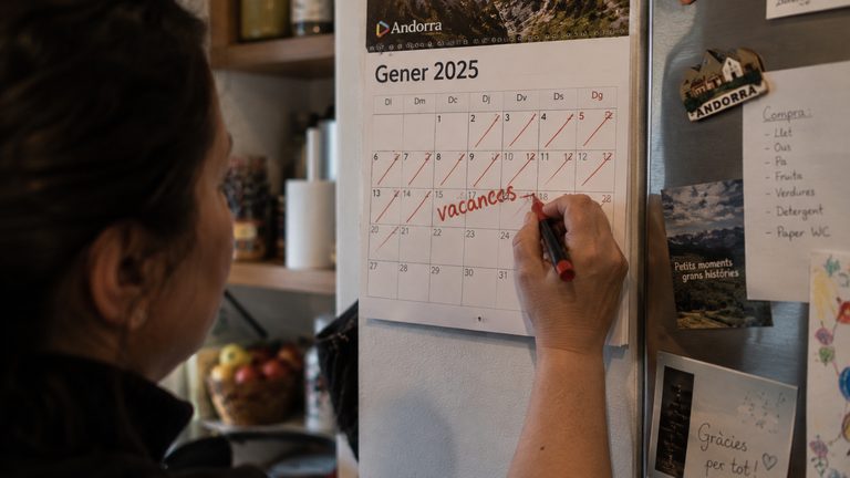 Vacaciones de la empleada de hogar en Andorra: 30 días, horas extra, descanso semanal y bajas que debe respetar quien contrata